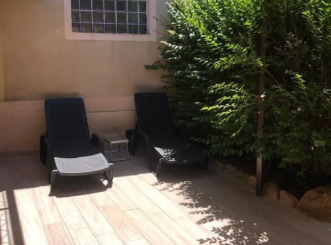 Pleasant Private Located In A Garden Of 8000m2 With Trees فيلة